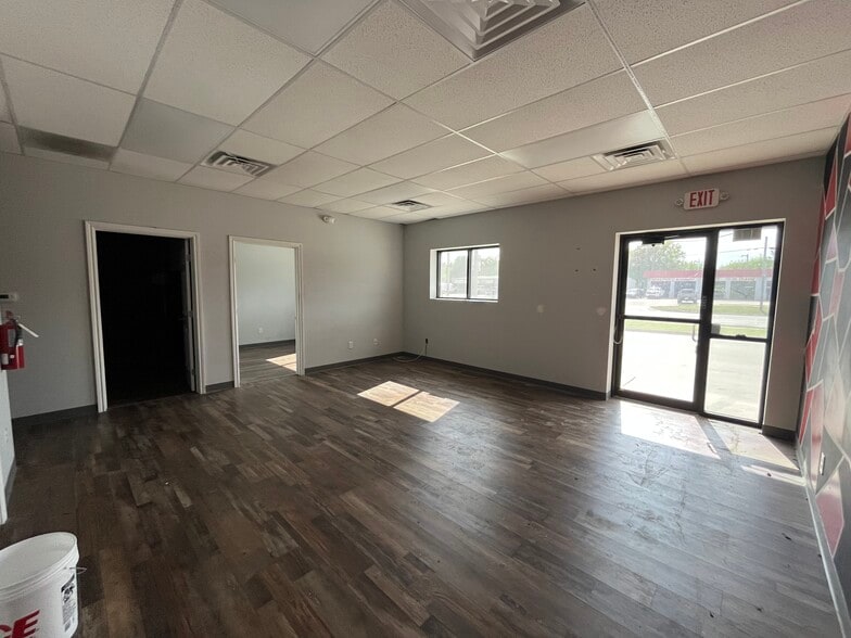 More Photos Of 206 N West St, Wichita Industrial For Lease
