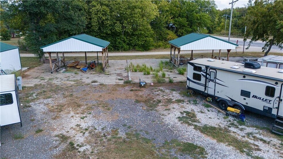 More Photos Of 74 2nd St, Moran Trailer Camper Park For Sale