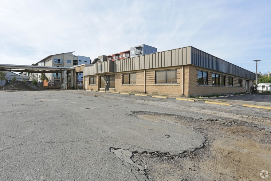 More Photos Of 660 Fort Worth Ave, Dallas Storefront For Sale