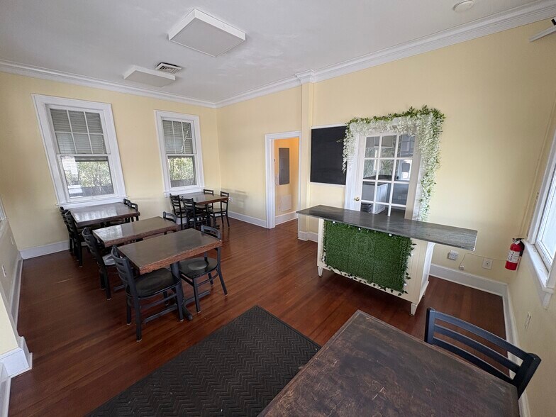 More Photos Of 813 W 39th St, Norfolk Restaurant For Sale
