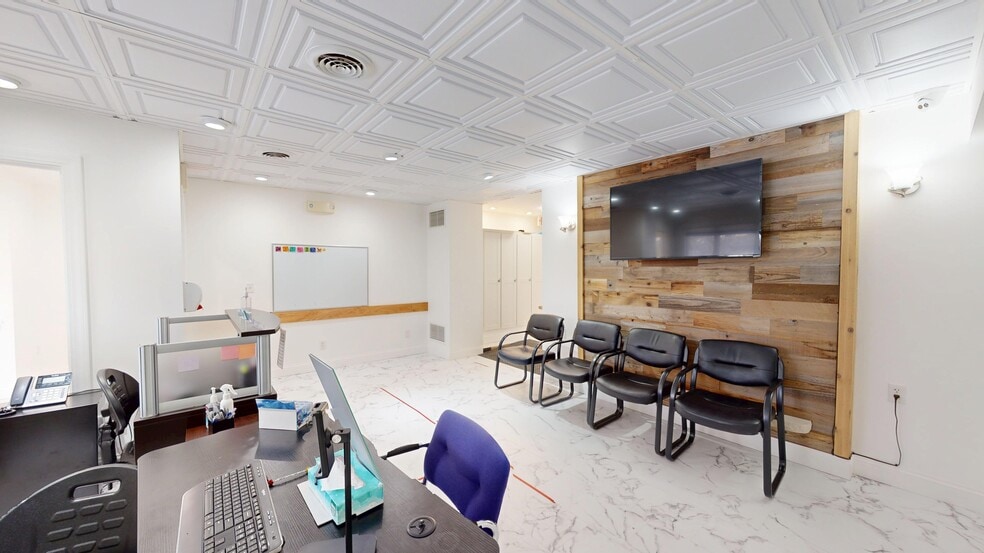 More Photos Of 718 N Bridge St, Yorkville Office For Lease