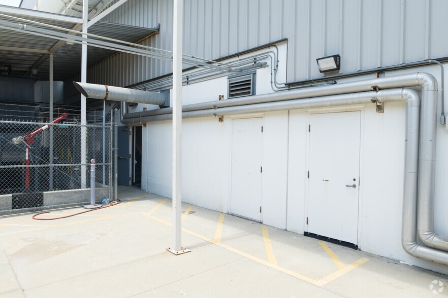 More Photos Of 3495 N Lakewood Blvd, Long Beach Warehouse For Lease