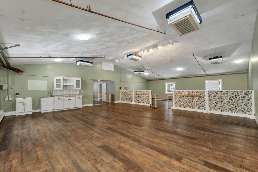 More Photos Of 40 Mammoth Rd, Londonderry Daycare Center For Sale