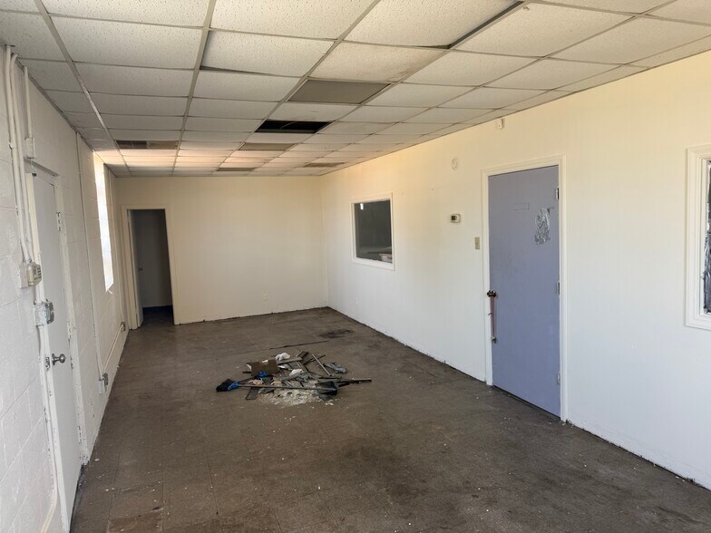 More Photos Of 4903 Rozzelles Ferry Rd, Charlotte Warehouse For Lease