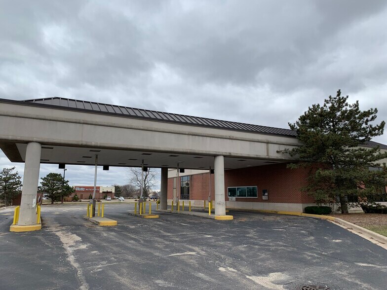 More Photos Of 1275 N County Farm Rd, Carol Stream Bank For Lease