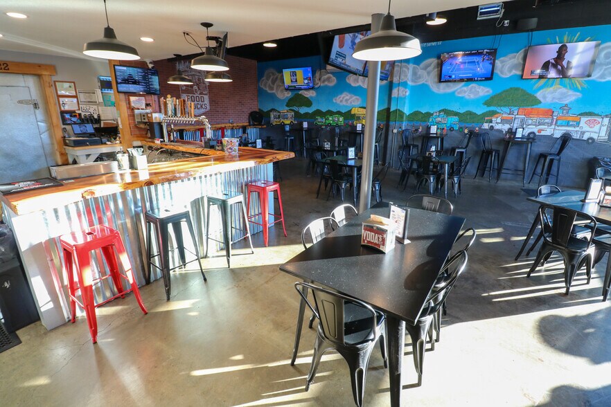 More Photos Of 775 N Front St, Coos Bay Bar For Sale