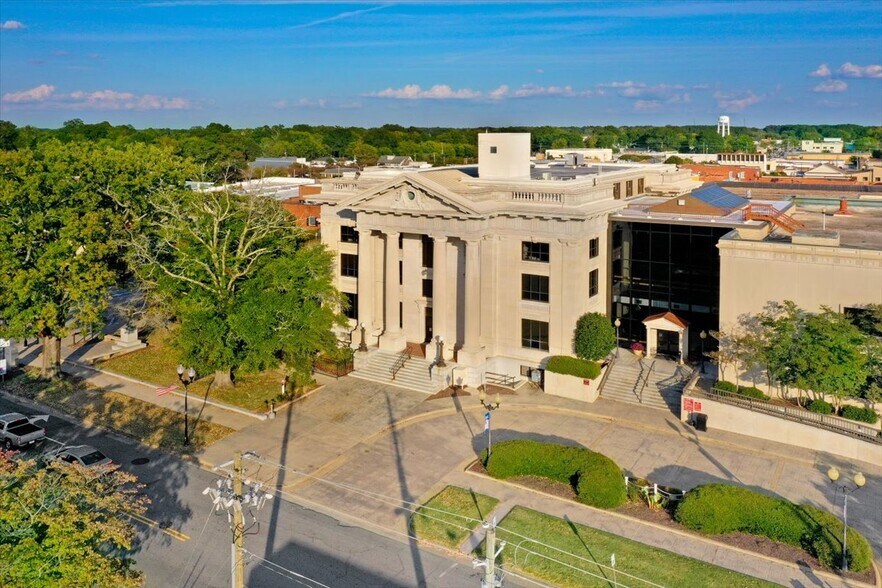 More Photos Of 201 E Market St, Smithfield Bank For Sale