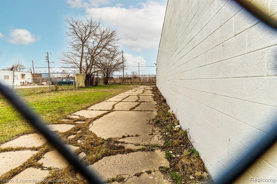 More Photos Of 18090 Mount Elliott St, Detroit Warehouse For Sale