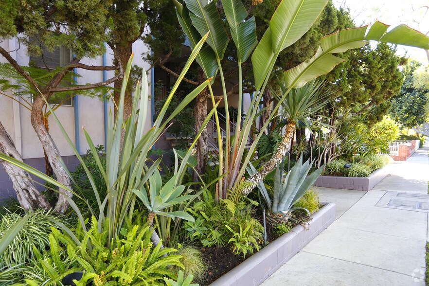 More Photos Of 1152 N Poinsettia Pl, West Hollywood Apartments For Sale
