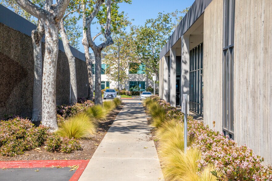More Photos Of 6970-6984 Convoy Ct, San Diego Unknown For Lease