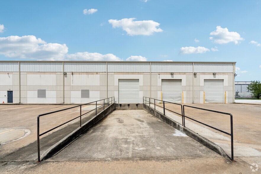More Photos Of 7425 Major St, Houston Warehouse For Lease