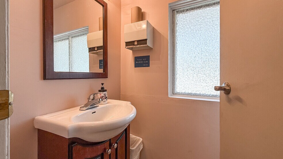 More Photos Of 1359 Sutherland Av, Kelowna General Retail For Sale