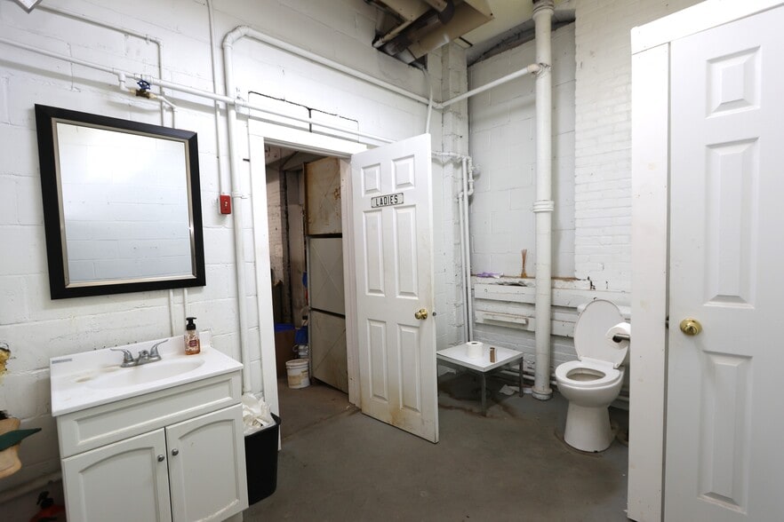 More Photos Of 202 W Livingston Ave, Crestline Warehouse For Sale