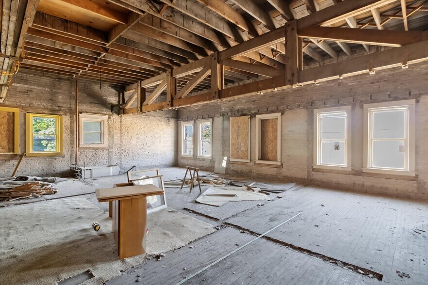 More Photos Of 225 E Superior St, Alma Office For Sale