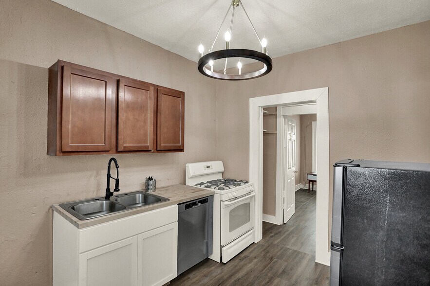 More Photos Of 1918 W Washington St, Indianapolis Apartments For Sale