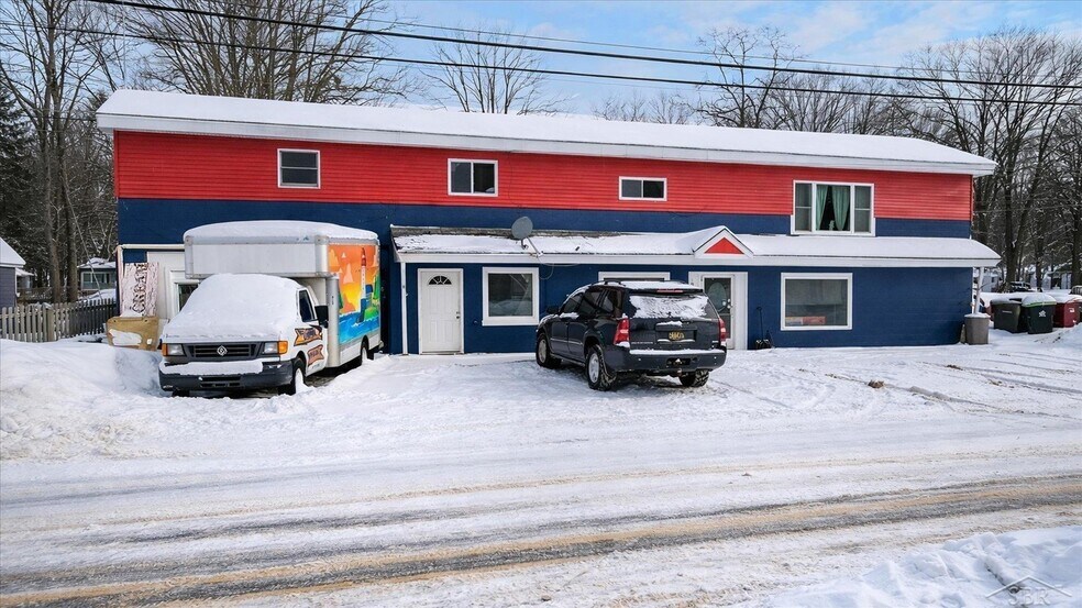 More Photos Of 10028 W Higgins Lake Dr, Roscommon Storefront Retail Residential For Sale