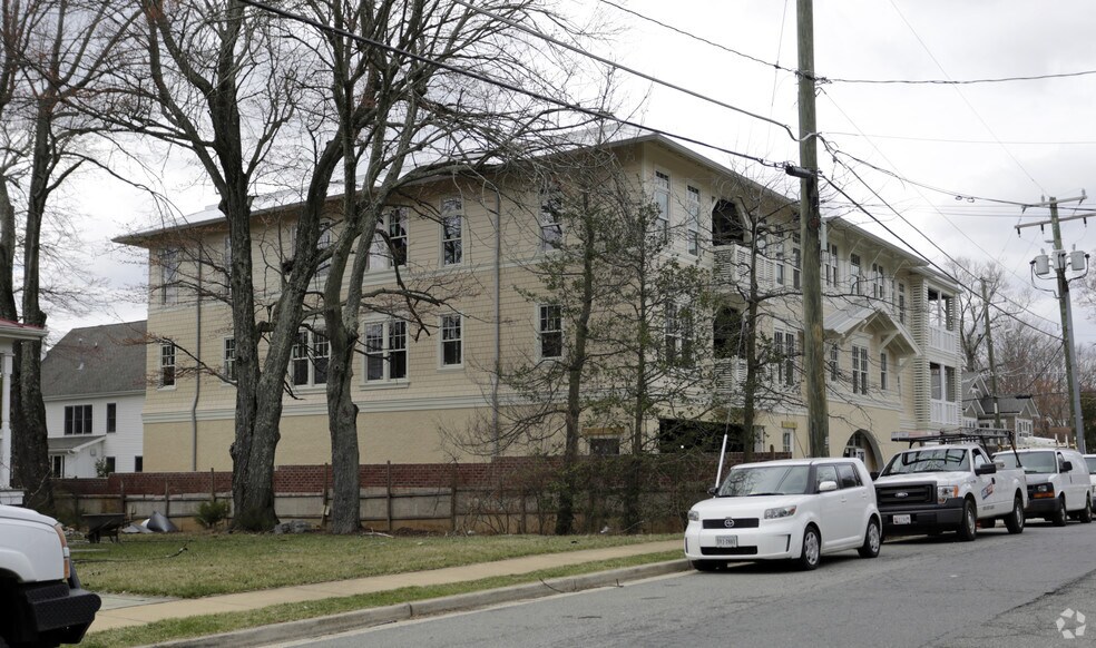 More Photos Of 901 Glyndon St SE, Vienna Office For Lease