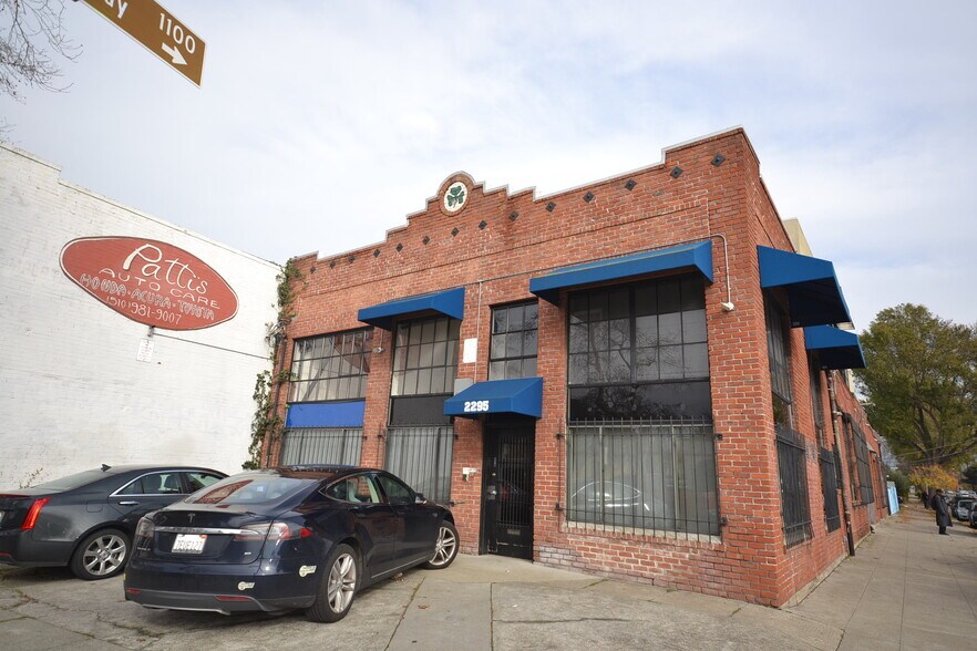 Primary Photo Of 2295 San Pablo Ave, Berkeley Showroom For Lease