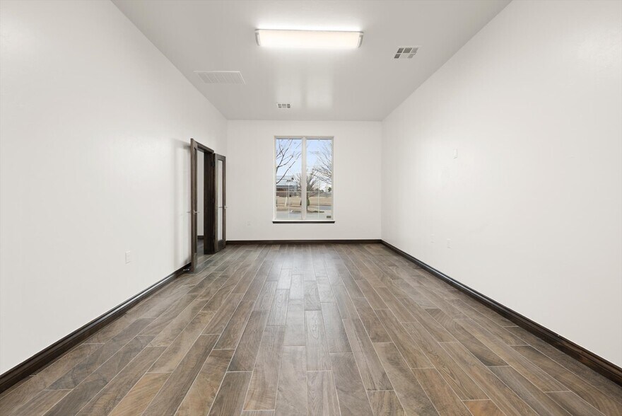 More Photos Of 833 Kelly Lakes Pass, Edmond Office For Lease