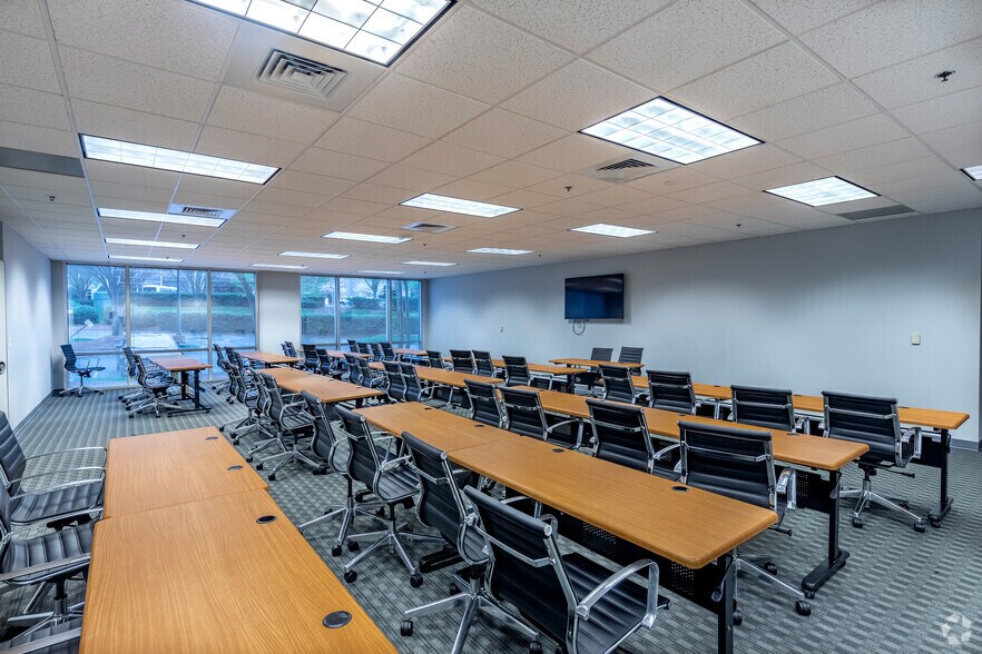 More Photos Of 2550 W Tyvola Rd, Charlotte Office For Lease