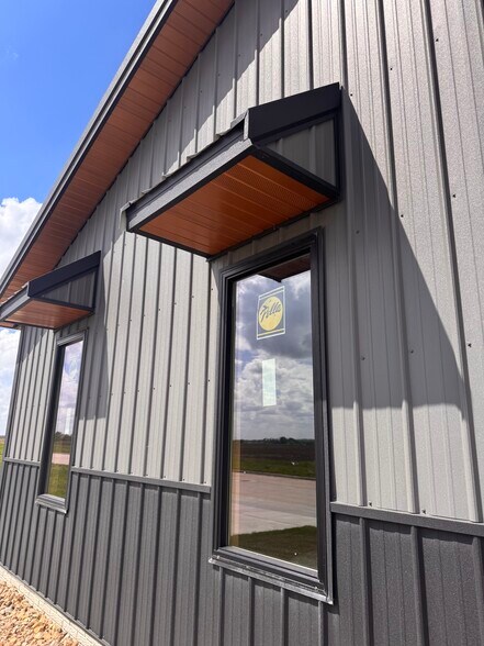 More Photos Of 530 Aircom Dr, Marion Flex For Sale