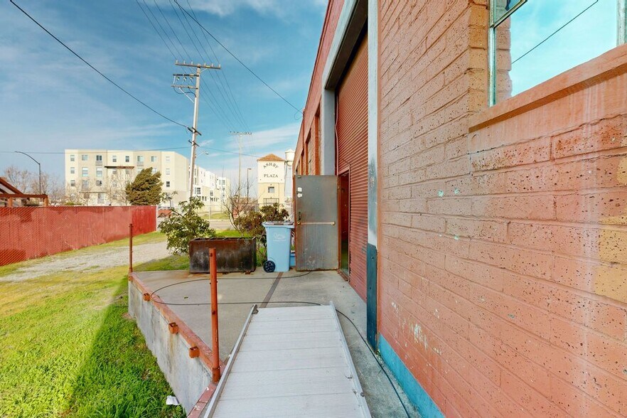 More Photos Of 1035 Murray St, Berkeley Showroom For Lease