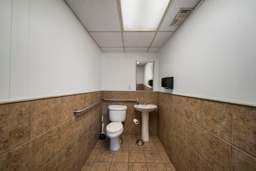 More Photos Of 700 S Main St, Grove Medical For Sale