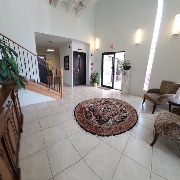 More Photos Of 7910 N Tamiami Trl, Sarasota Office For Lease