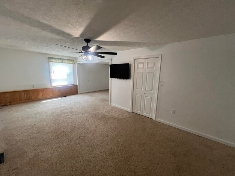 More Photos Of 380 S Main St, De Graff Light Manufacturing For Sale