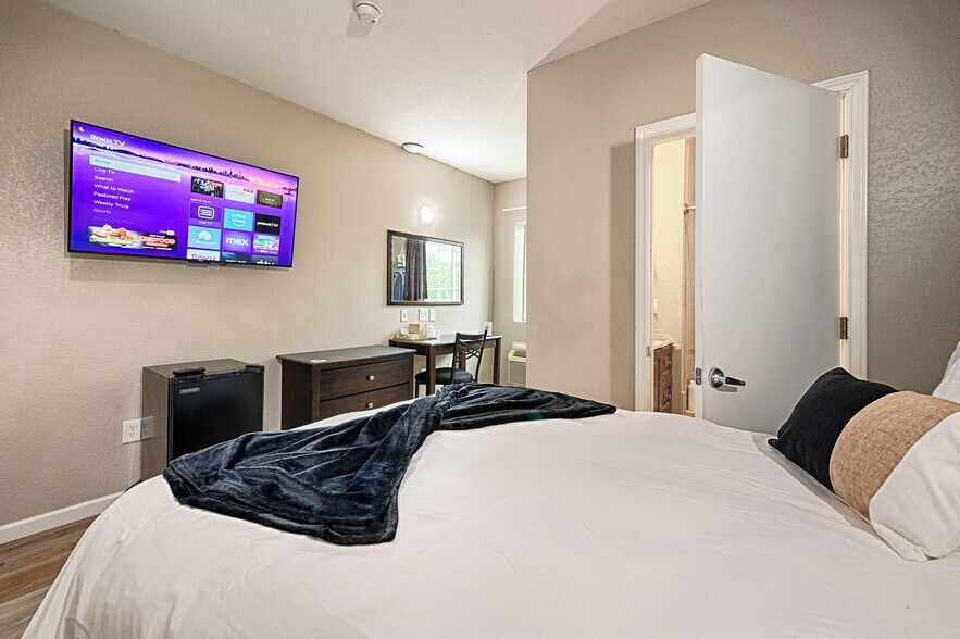 More Photos Of 110 S Main, Dilley Hotel For Sale