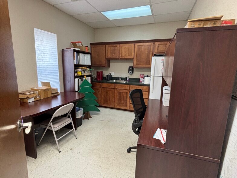 More Photos Of 2690 Old Alton Rd, Denton Warehouse For Lease