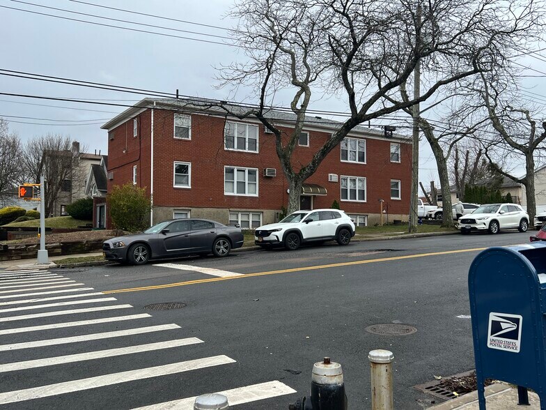 Primary Photo Of 194 Barlow Ave, Staten Island Apartments For Sale