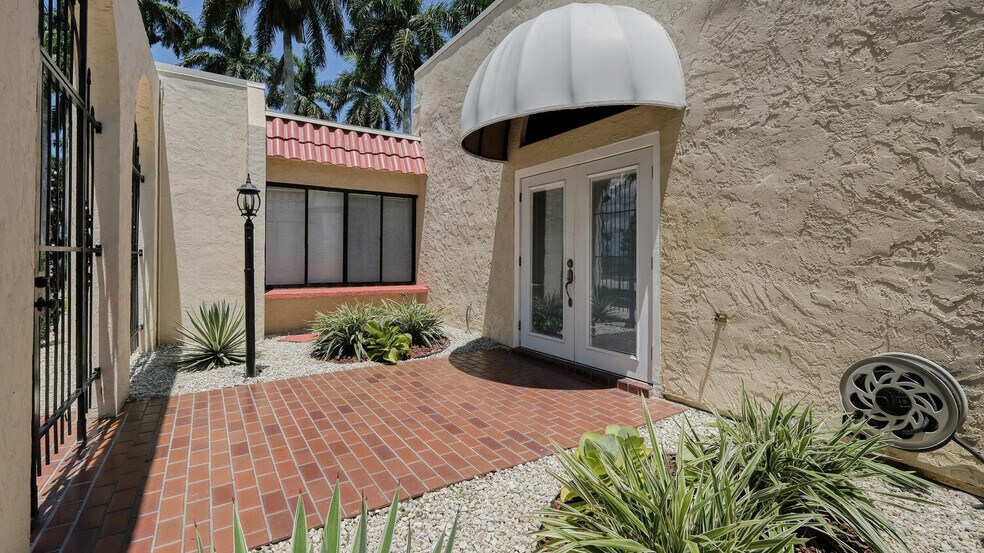 More Photos Of 2548-2550 First St, Fort Myers Loft Creative Space For Lease