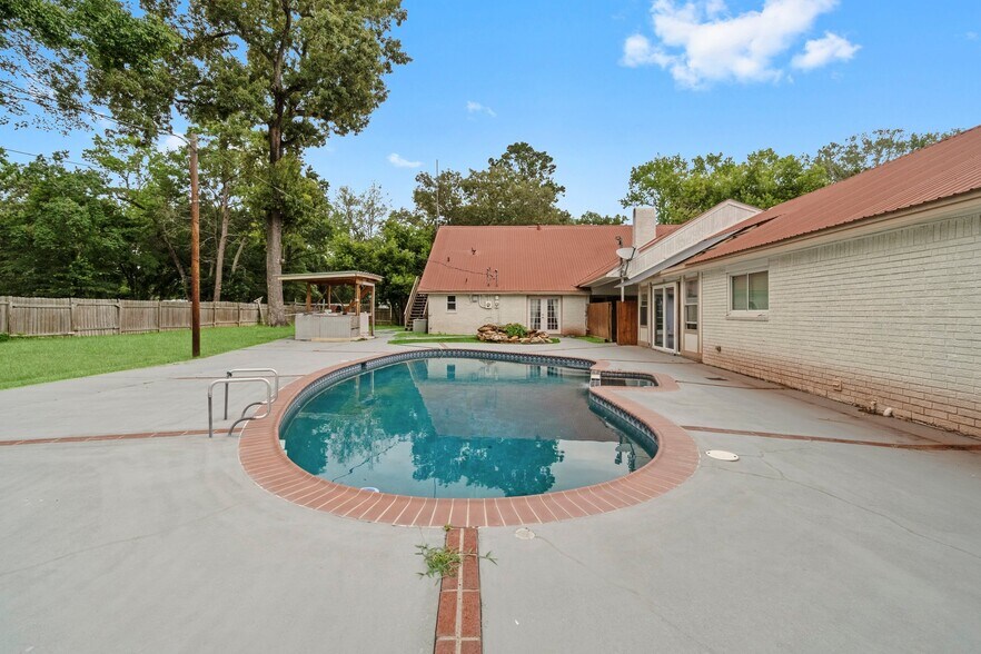 More Photos Of 2042 Teal Dr, Spring Dormitory For Sale