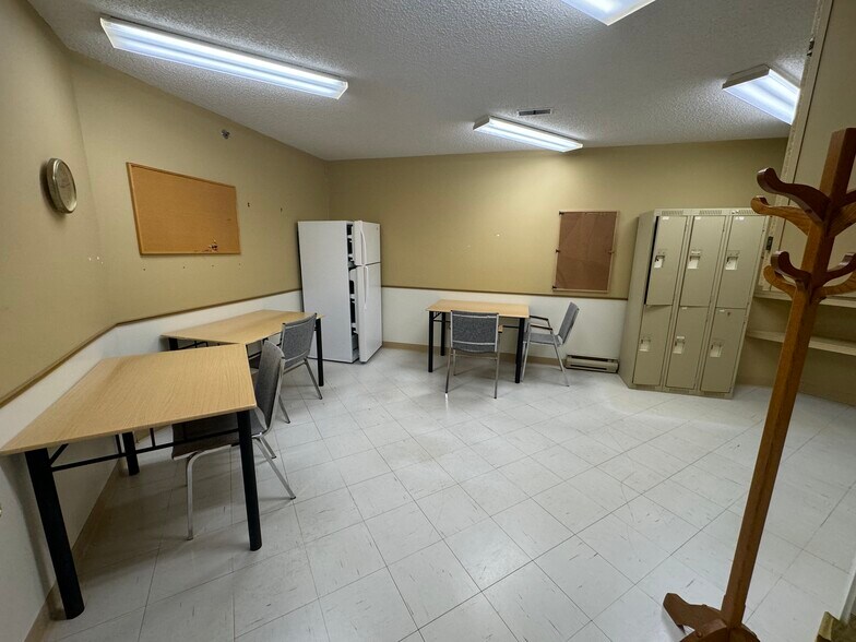 More Photos Of 725 Gibralter St, Norfolk Flex For Sale