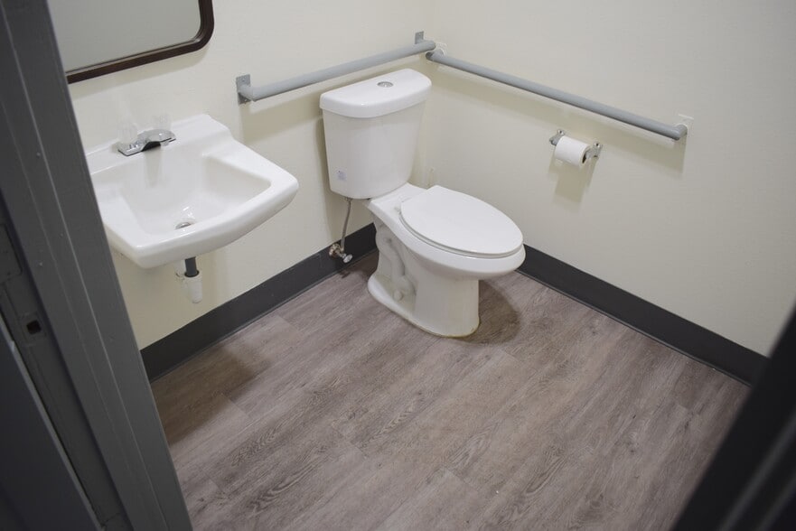 More Photos Of 4216 W 7th Ave, Eugene Warehouse For Lease