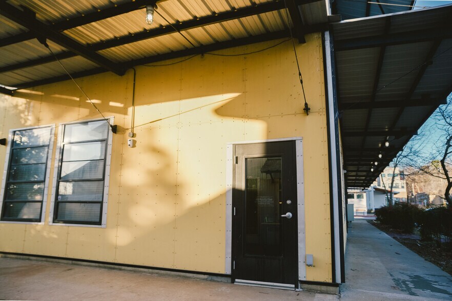 More Photos Of 525 S School Ave, Fayetteville Office Residential For Lease