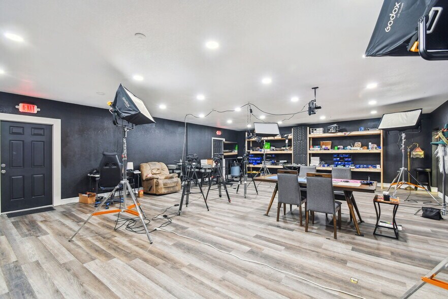 More Photos Of 14915 N Nebraska Ave, Tampa Showroom For Sale