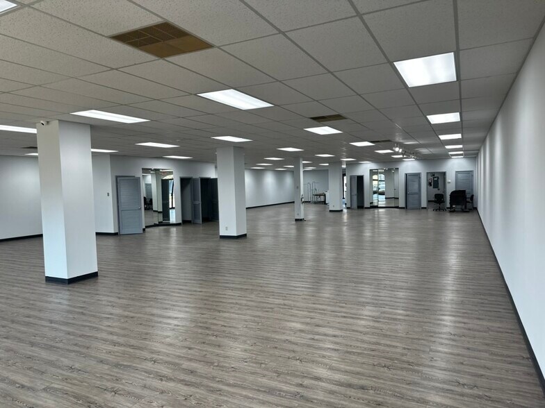 More Photos Of 2225 W Franklin St, Evansville Storefront For Sale