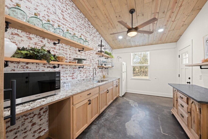 More Photos Of 18186 State Highway 74B, Washington Specialty For Sale