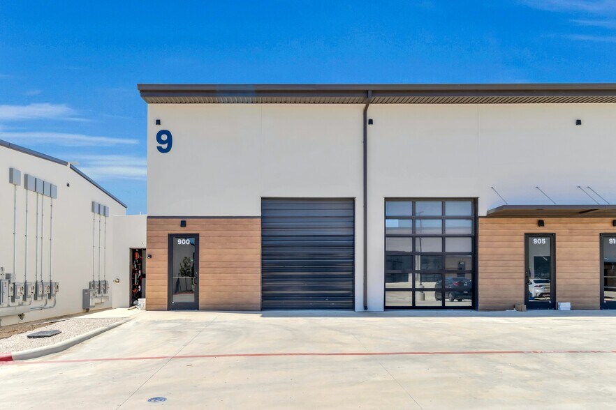 More Photos Of 1890 Commerce Park, Round Rock Showroom For Sale