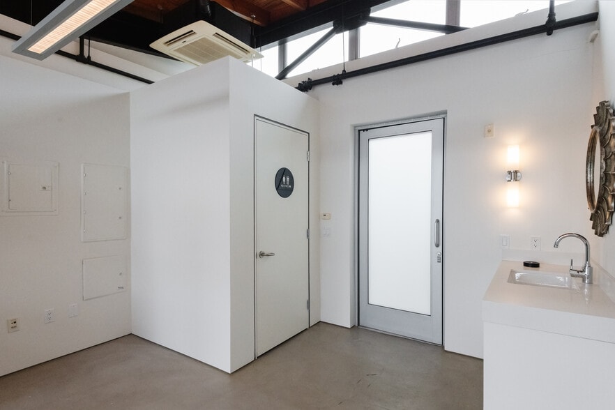 More Photos Of 1300 Highland Ave, Manhattan Beach General Retail For Sale