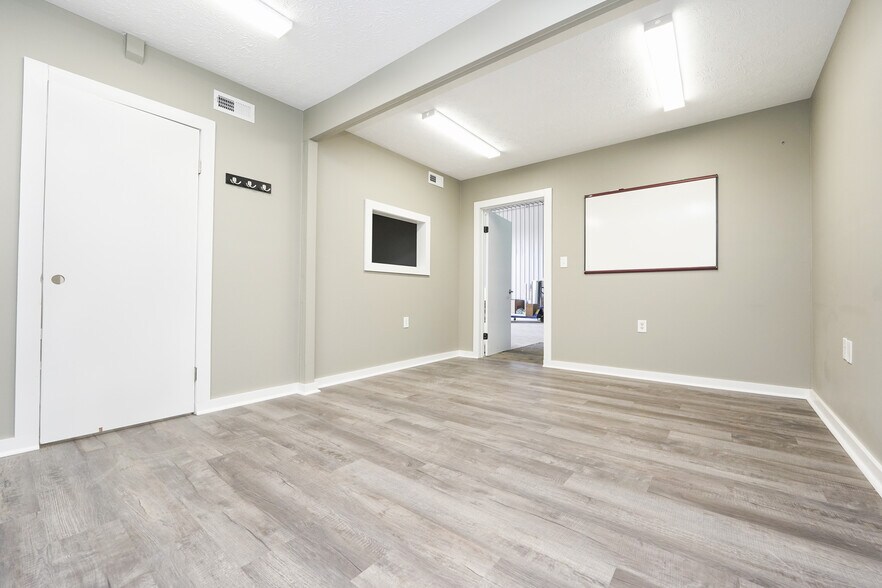 More Photos Of 11415 Chamberlain Rd, Aurora Service For Sale