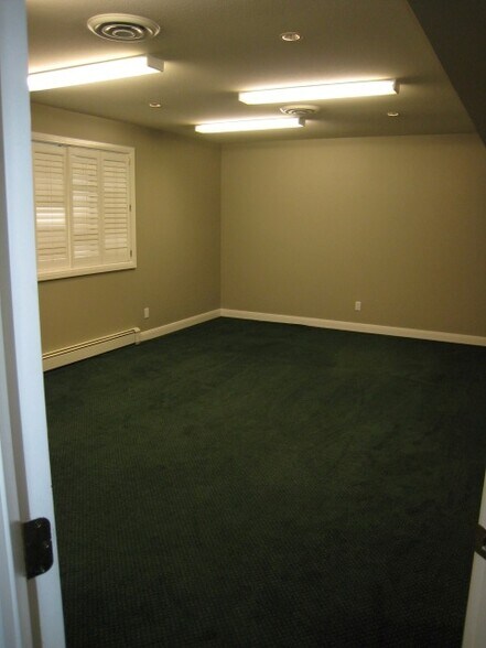 More Photos Of 1538 Foster St, White Rock Office For Lease