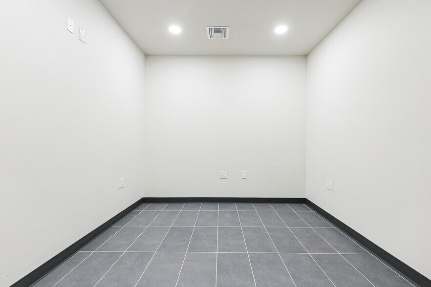 More Photos Of 8411 Parc Pl, Chalmette Office For Sale