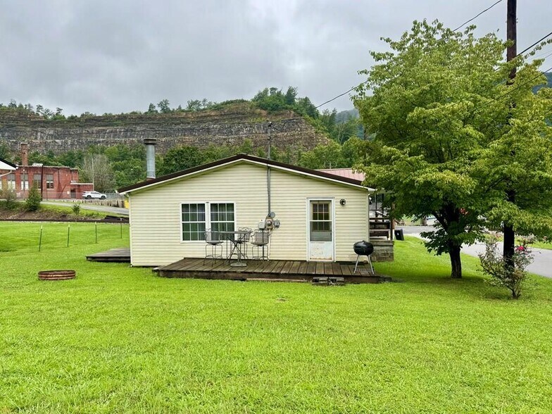 More Photos Of 158 Caloric Rd., Mullens Flex For Sale