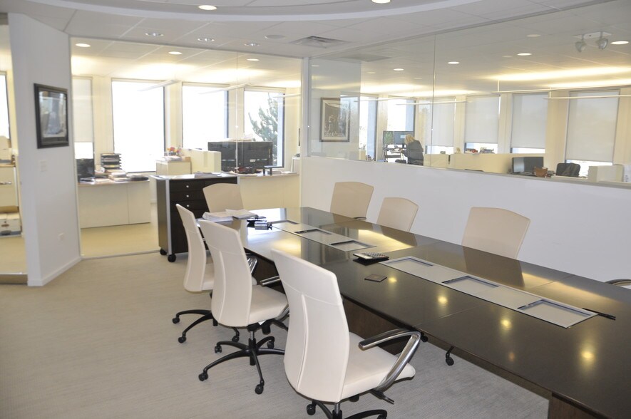 More Photos Of 3201 Old Glenview Rd, Wilmette Office For Lease