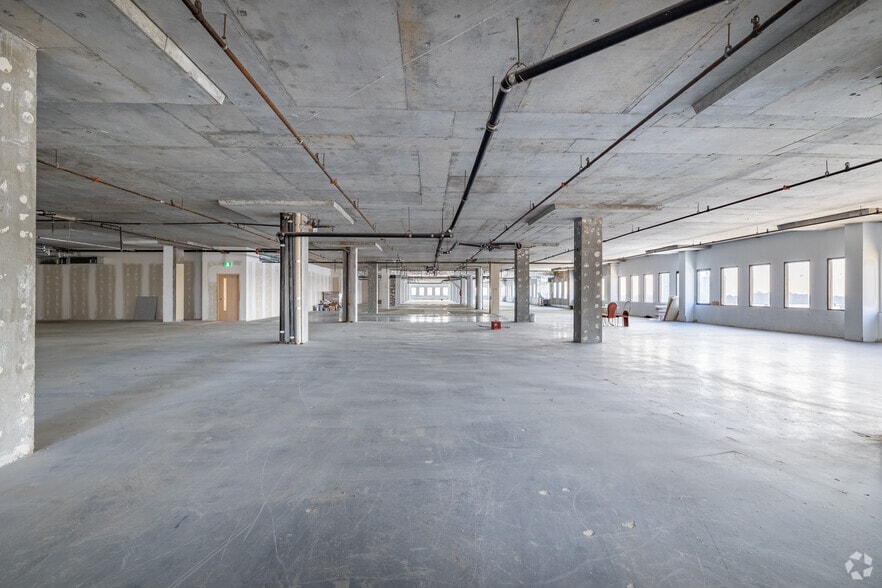 More Photos Of 555 Rue Chabanel O, Montréal Office For Sale