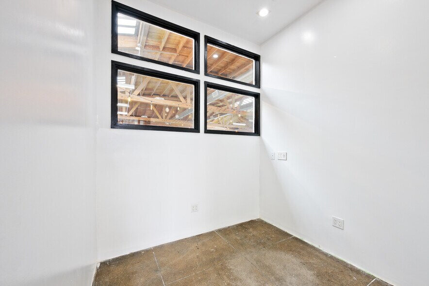 More Photos Of 3921 W Jefferson Blvd, Los Angeles Flex For Lease