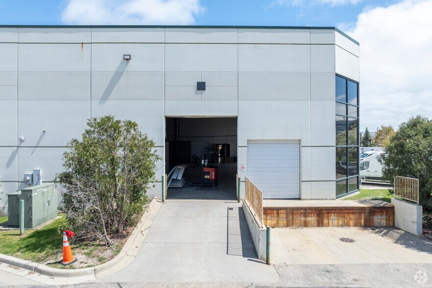 More Photos Of 2230-2300 Ridge Dr, Glenview Warehouse For Lease